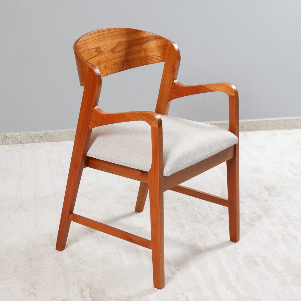 CADEIRA BRUNA COM BRACO MEL